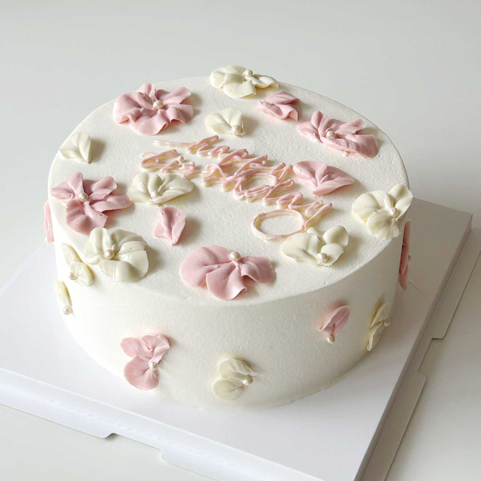 cream flower cake