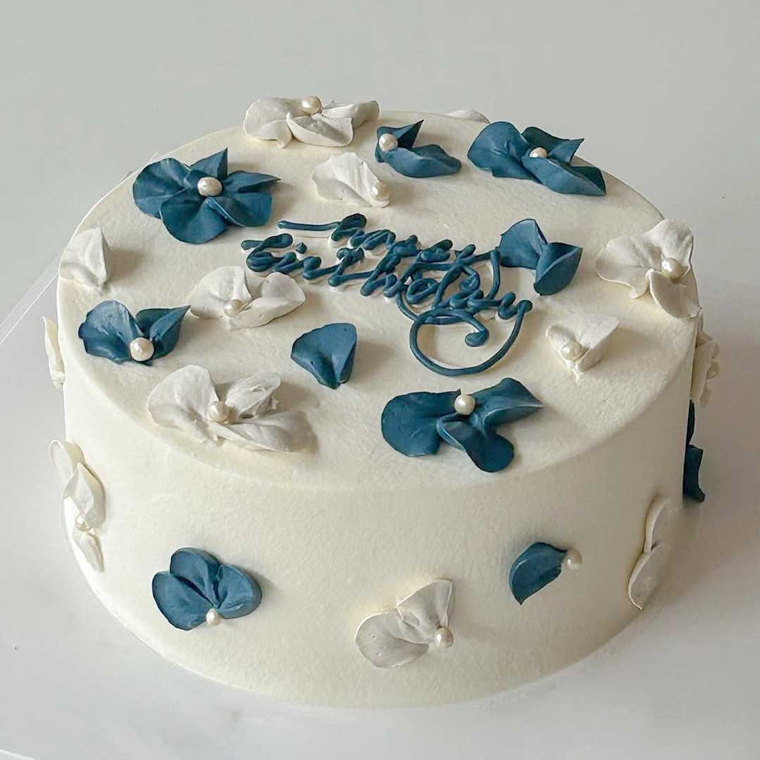 cream flower cake